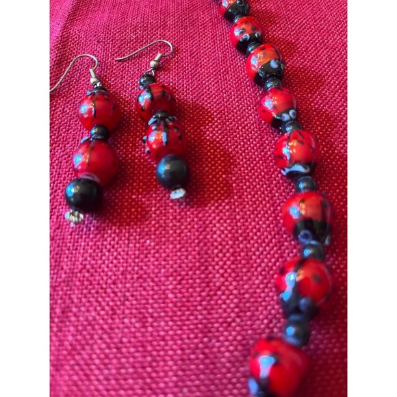 Vintage glasswork beaded handmade ladybug necklace with matching earrings set - Picture 4 of 9